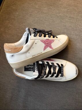 1:1 clone Golden Goose Low-Top Sneakers with Tan Heel Tab and Black Laces